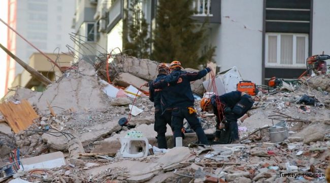 İzmir'deki depremde yıkılan Emrah Apartmanı'nda sonuç: 32 kişi öldü, 15 kişi kurtarıldı - Genel - www.turkiyehaberim.com