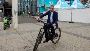 Cumhurbaşkanı Yardımcısı Oktay Sakarya Büyükşehir'in tarihi başarısını kutladı