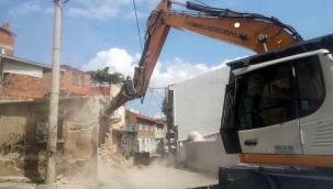 Bursa Osmangazi'de 2 tehlikeli metruk daha yıkıldı